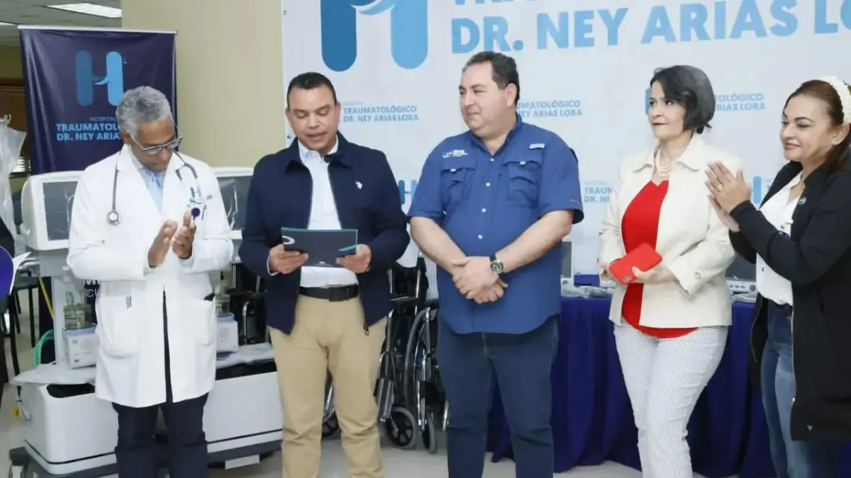 Ney Arias Lora recibe equipos del SNS por más de 3MM