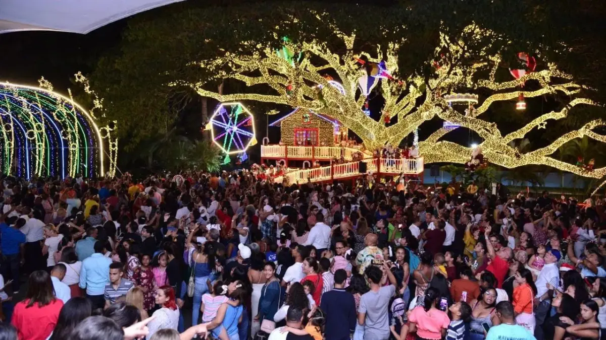 Cientos de personas de todo el país continúan visitando la casita de Santa y el árbol de Navidad