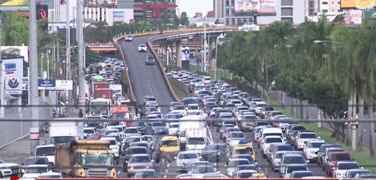 Tapón en la Av. Jonh F. Kennedy tras camión perder parte de su carga