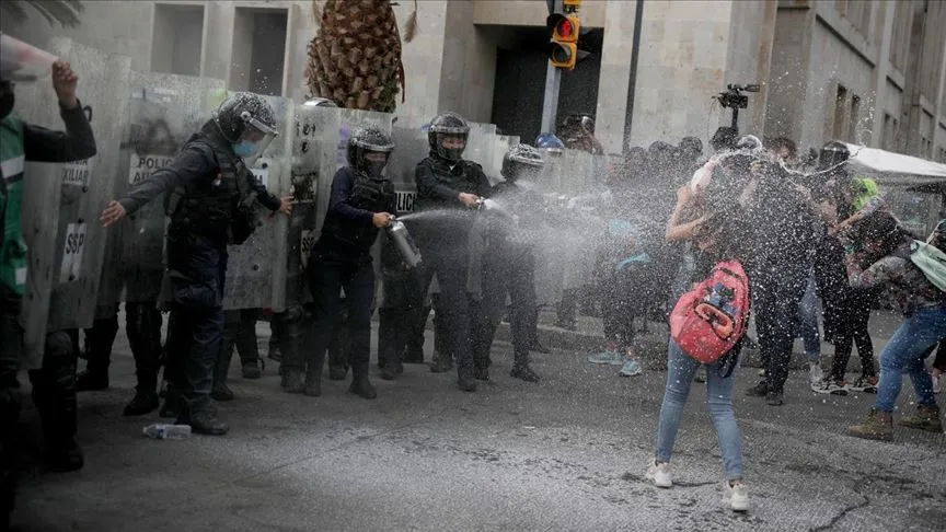 Policía mexicana disuelve a balazos protesta estudiantil indígena