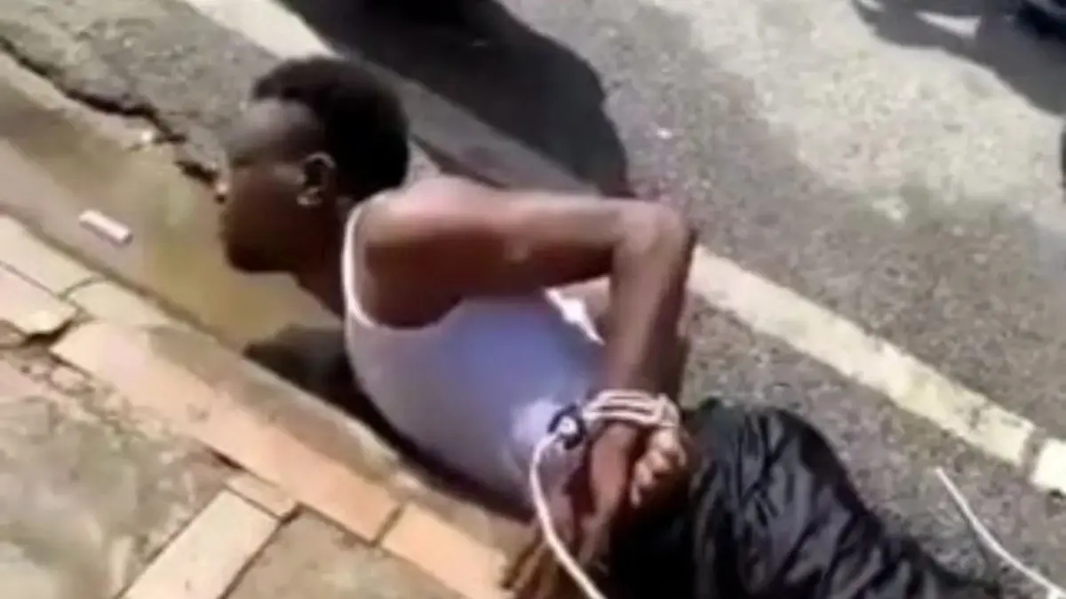 Video: Atado de manos golpean a presunto ladrón