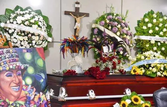 Con música, bailes y el colorido del carnaval, sepultan restos de Víctor Erarte en Santiago