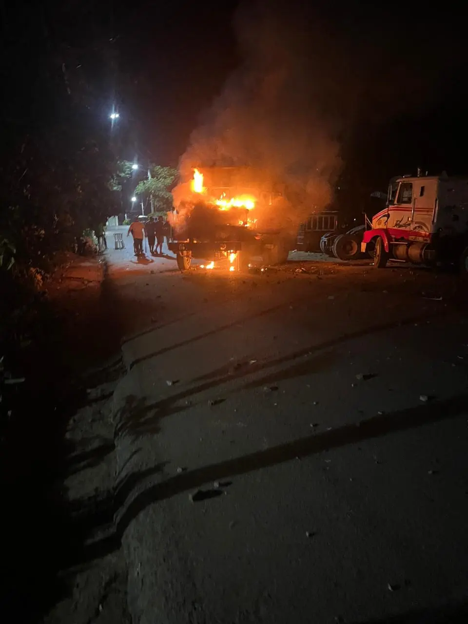 Disparos y quema de camión tras enfrentamiento por control de sindicato en Dajabón