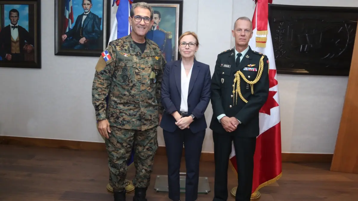Ministro de Defensa recibe visita de Embajadora y el Agregado de Defensa de Canadá