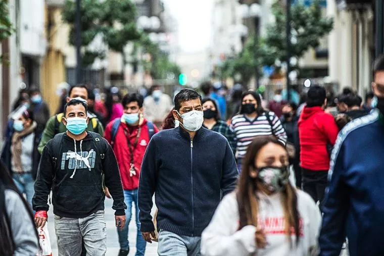 Nueva York recomienda volver a usar las mascarillas en lugares públicos
