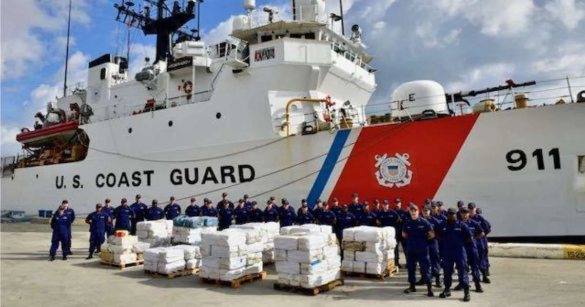 Guardia Costera de Estados Unidos descarga 13,375 libras de cocaína en Florida