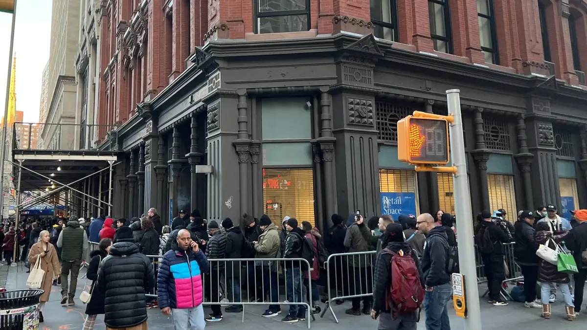 Cientos de personas acuden a primera tienda legal de marihuana en Nueva York