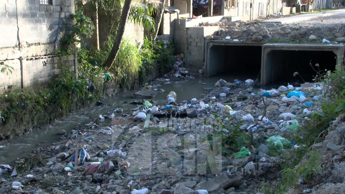 Residentes exigen saneamiento de cañada en Los Ríos