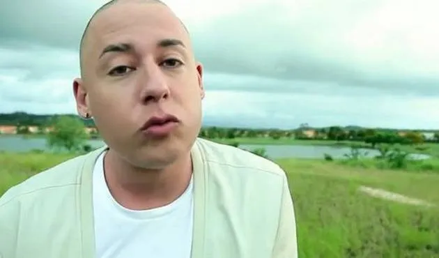 Exesposa de reguetonero Cosculluela alega que el cantante le pegó embarazada