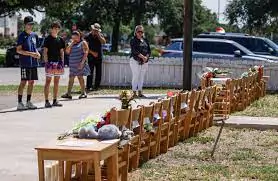 Supervivientes del tiroteo de Uvalde piden 27.000 millones a la Policía