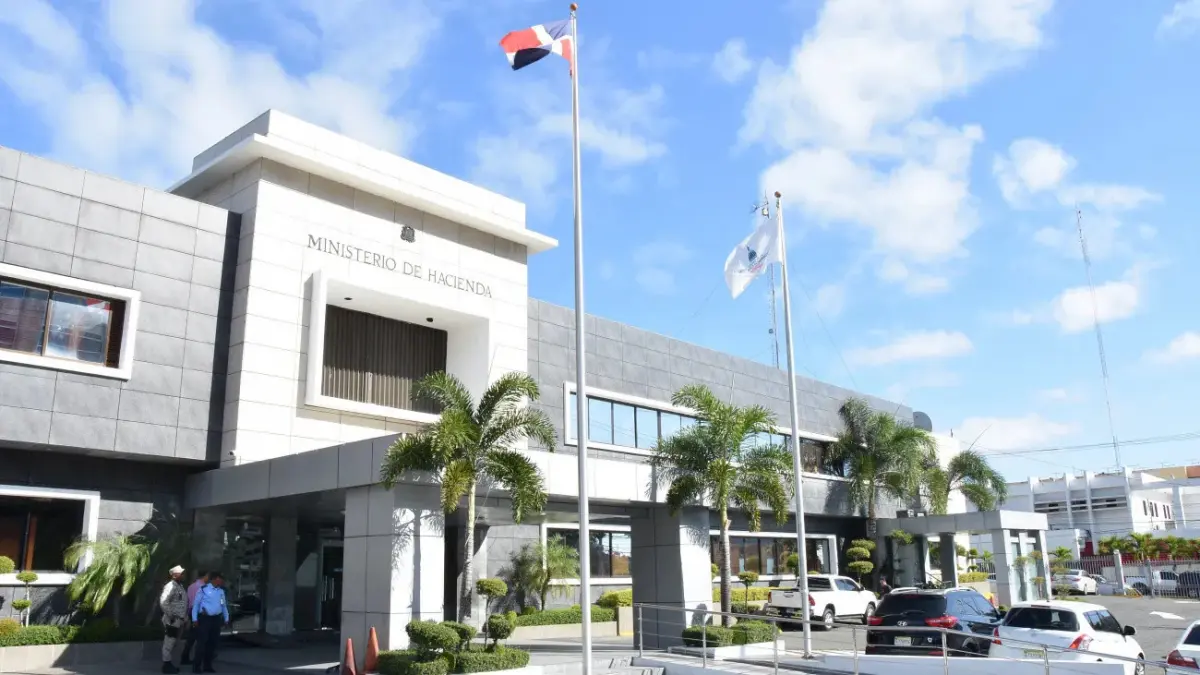 Fitch ratifica la calificación de riesgo de República Dominicana en BB-