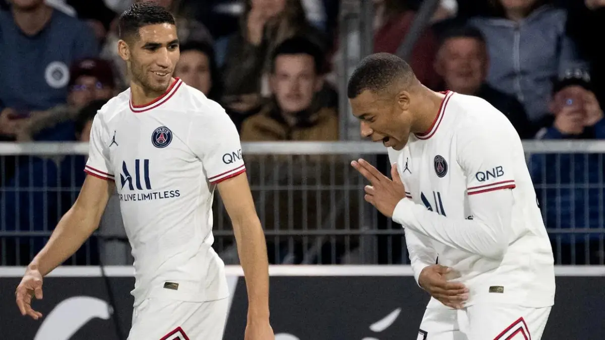 Mbappé felicita a Achraf Hakimi por pasar a cuartos