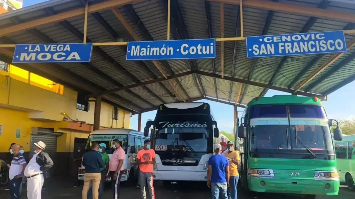 Paradas de autobuses que van al interior del país lucen vacías; choferes se quejan
