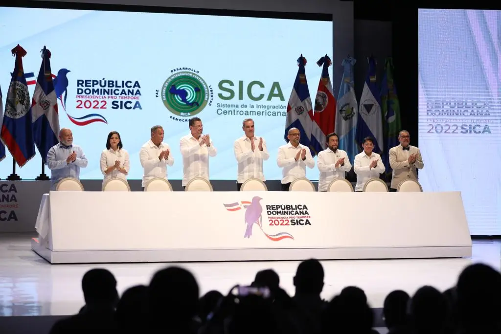Abinader aboga por unidad regional para enfrentar problemas trasnacionales al inaugurar la Cumbre del SICA