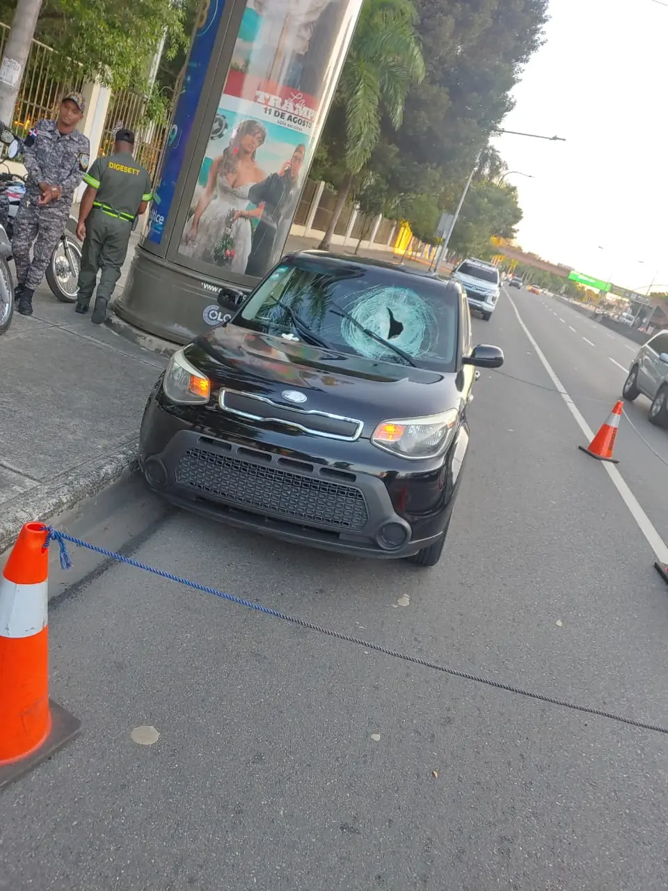 Buscan indigente lanzó piedra desde paso a desnivel de av. 27 de Febrero esquina Máximo Gómez y habría ocasionado muerte a conductor
