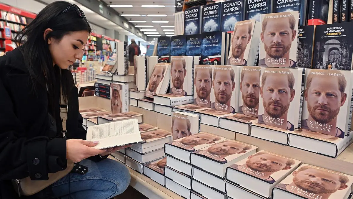 Príncipe Enrique asegura que dejó fuera de sus memorias mucho material dañino