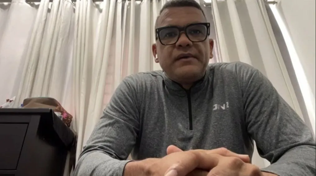 Audo truena contra fanaticada aguilucha por las luces en los celulares