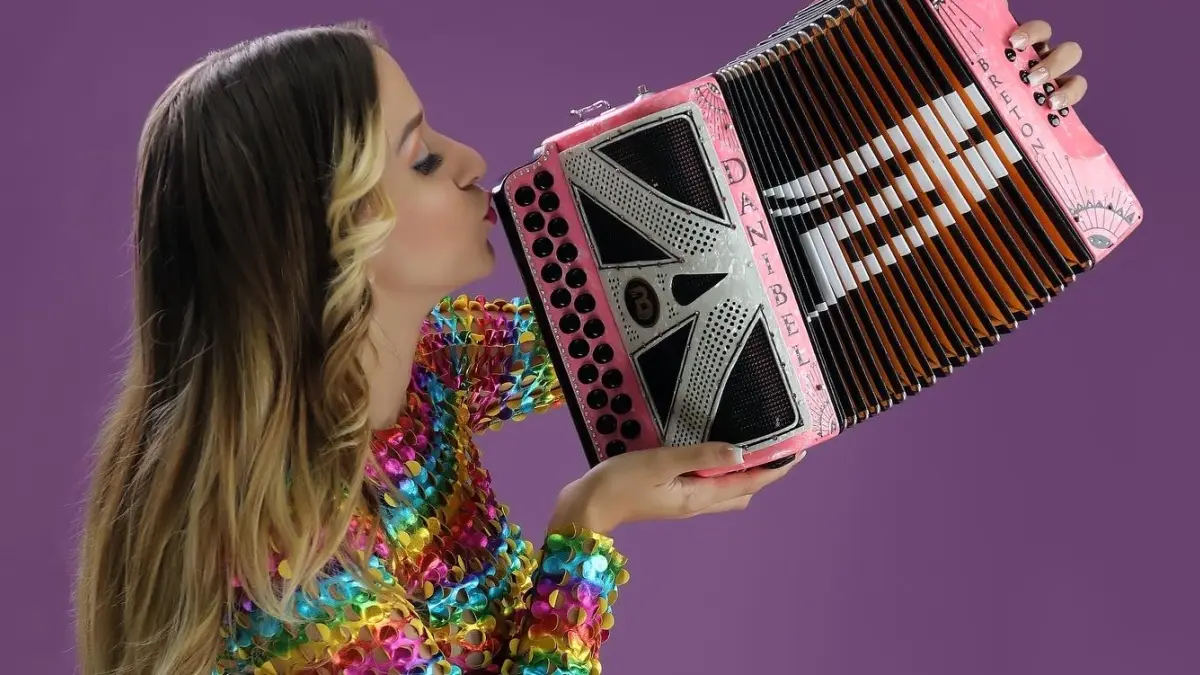 Danibel Bretón revela que se convirtió en acordeonista “por accidente”; dice quería ser azafata