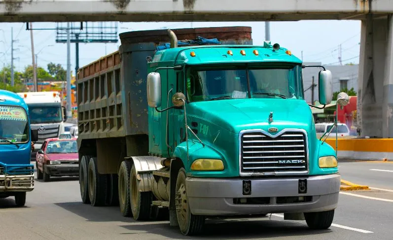 Prohíben circulación de vehículos pesados en la región Este por asueto del Día de Nuestra Señora de La Altagracia