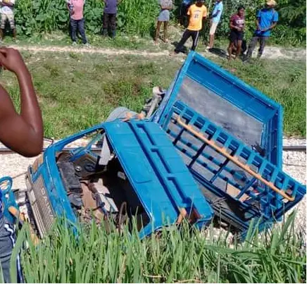 Hombre resulta herido tras su vehículo ser arrastrado por locomotora de Central Romana