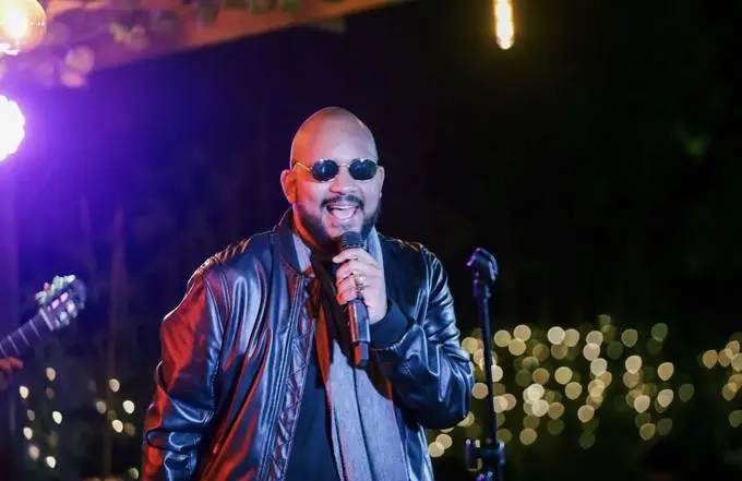 Badir tropieza "otra vez" con el amor en su nueva balada pop