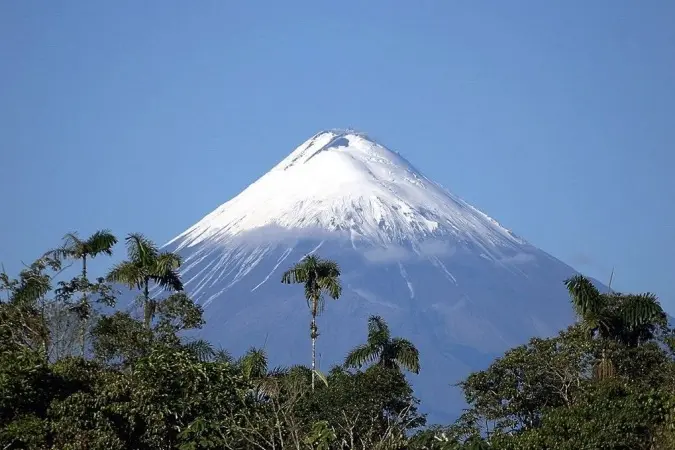 Volcán Sangay lanza gran nube de ceniza que cae sobre 3 provincias de Ecuador