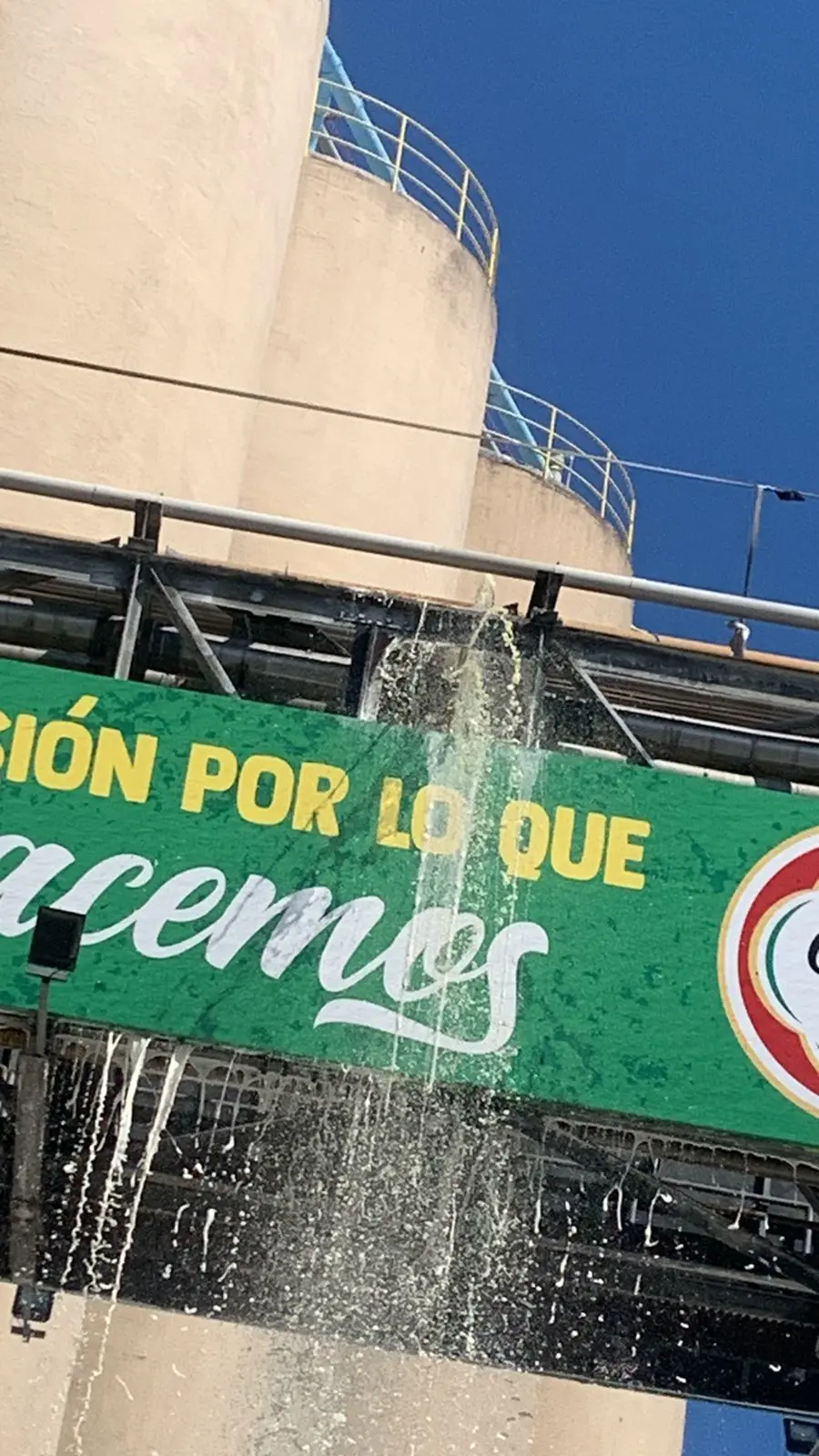 Denuncian derrame de cerveza en Cervecería Nacional Dominicana de avenida 30 de mayo