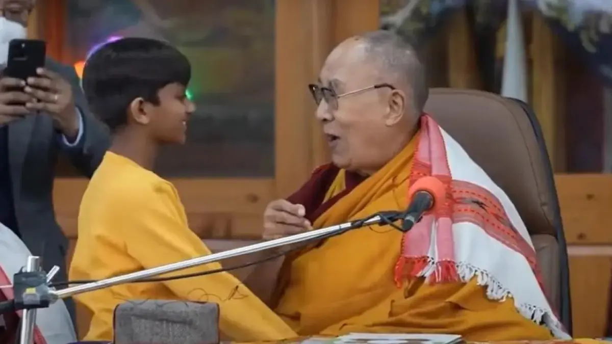 Desata controversia video de Dalai Lama besando a un niño en la boca