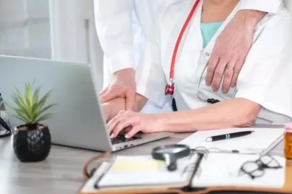 Reportan enfermeras británicas llevarán cámaras corporales para protegerse del acoso sexual