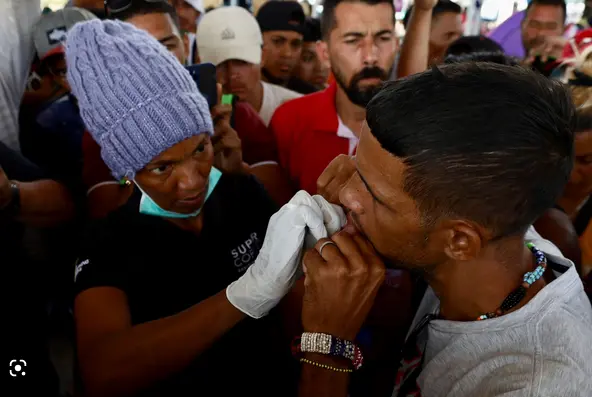 Enfermera dominicana que hizo la vuelta por México asiste a sus compatriotas