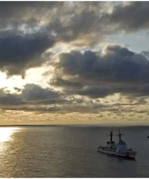 Interrogan propietario de embarcación de la que cayó al mar adolescente desaparecido