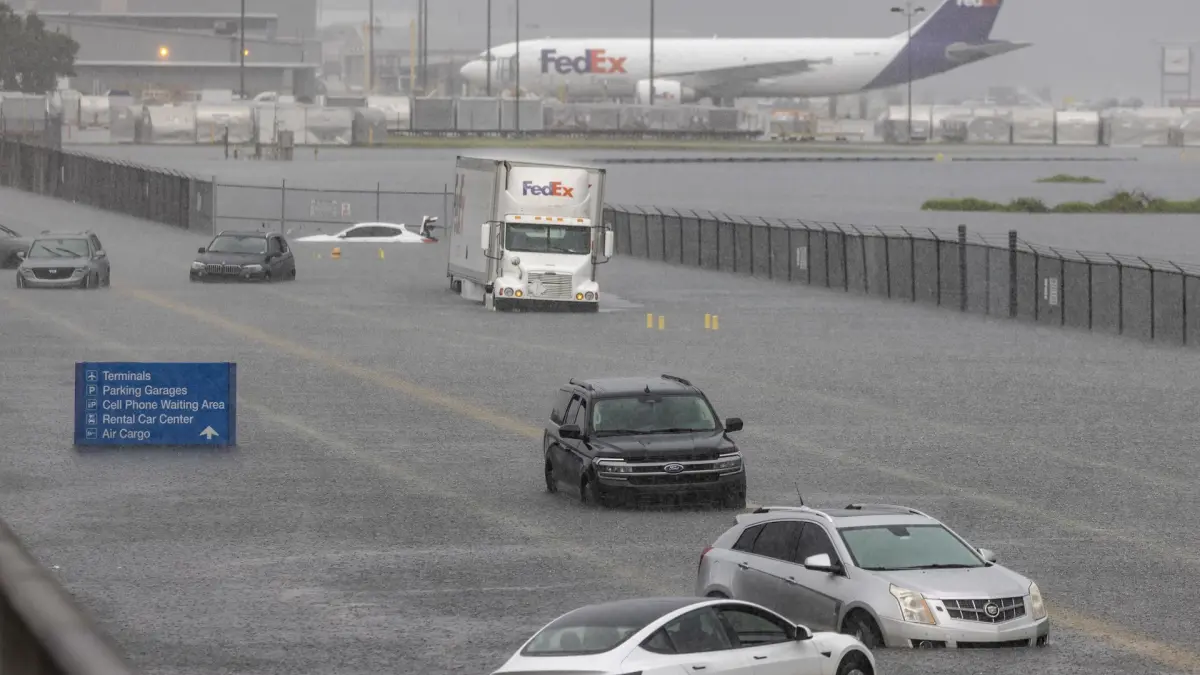 Aeropuerto internacional de zona inundada de Florida reanuda sus operaciones
