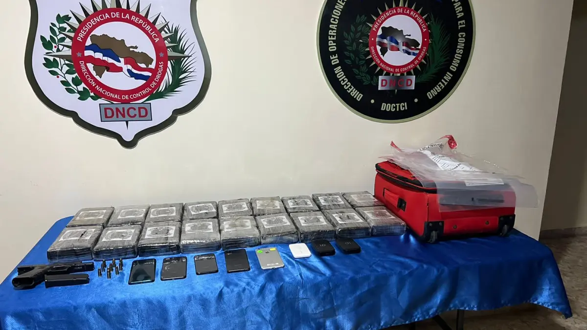 Arrestan tres personas en los Alcarrizos con 18 paquetes de cocaína