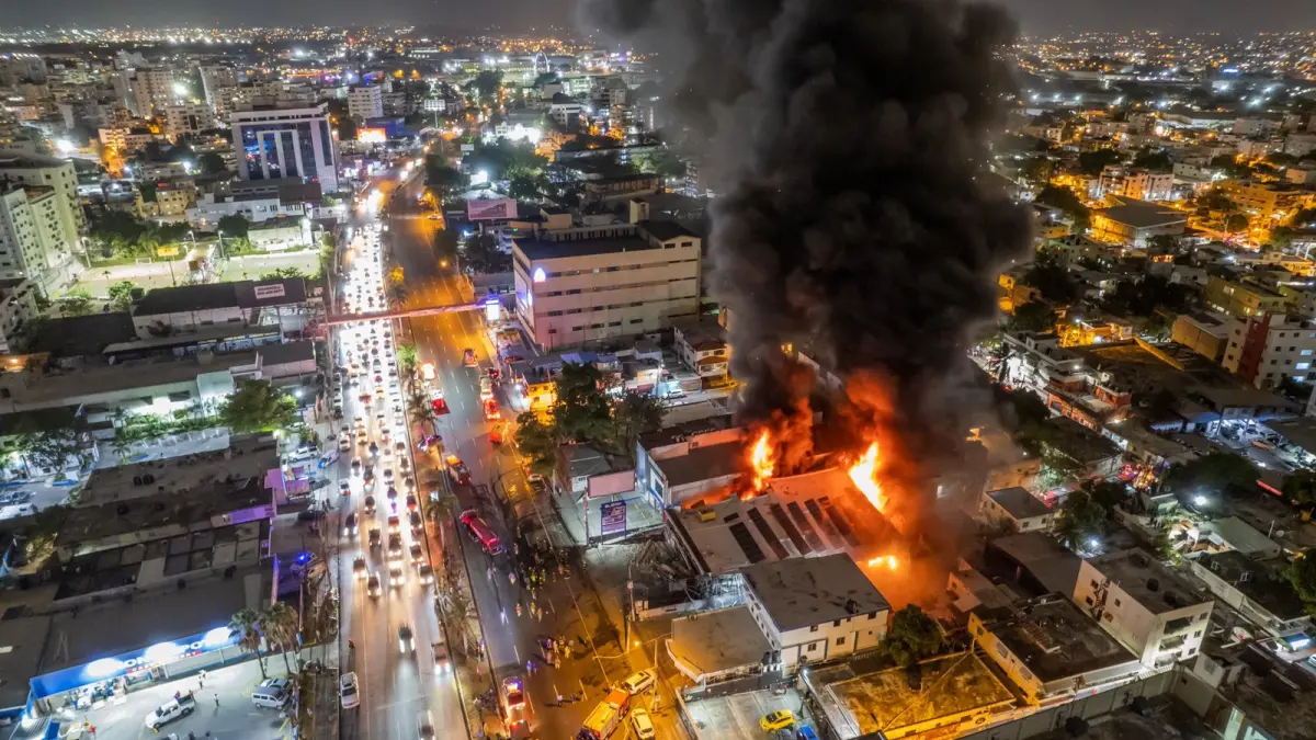 Edificio colapsa tras voraz incendio en la 27 de Febrero