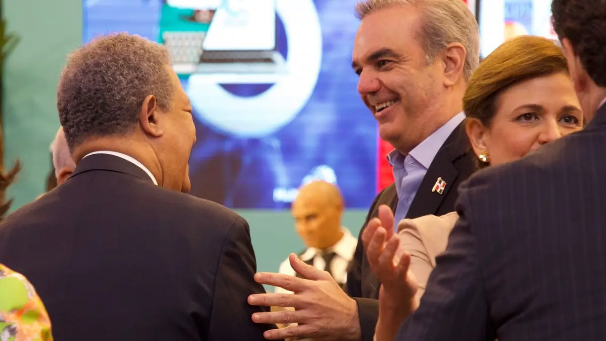 Leonel Fernández y Luis Abinader bromean durante un evento