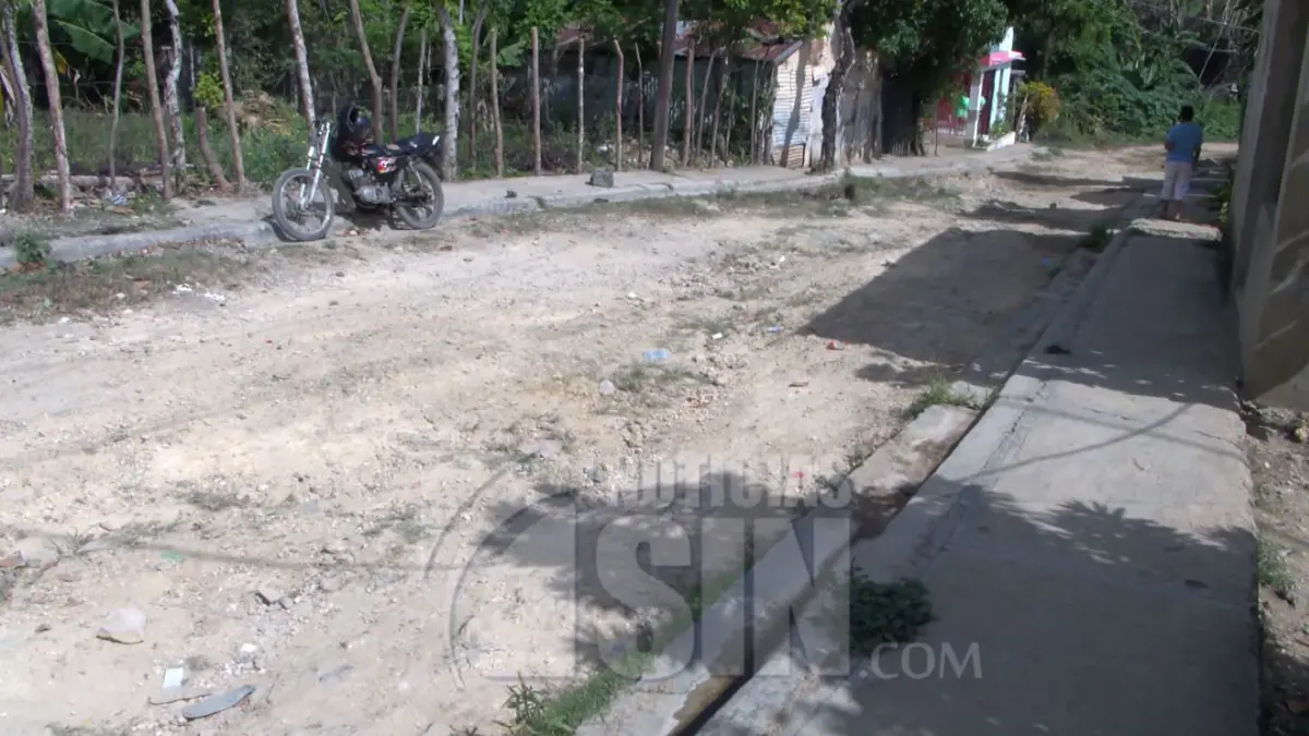 El polvo de las calles provoca enfermedades en residentes en La Victoria