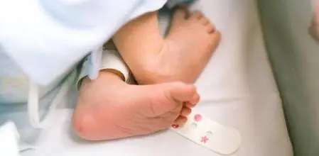 Nace el primer bebé con ADN de tres personas