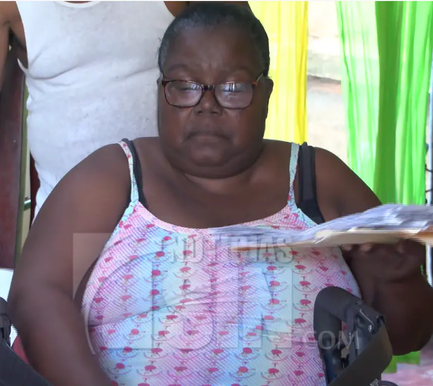 Exconserje escolar asegura que fue desvinculada, pese a su licencia médica permanente