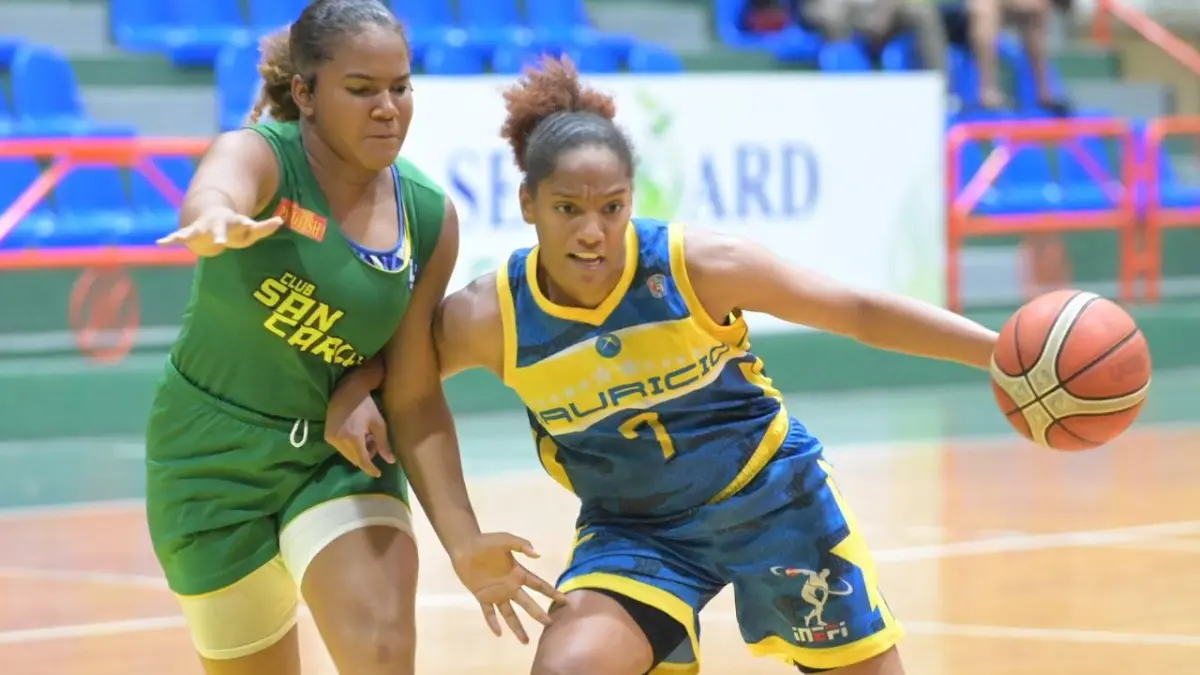 Mauricio Báez y Águilas de Guachupita a la final baloncesto femenino