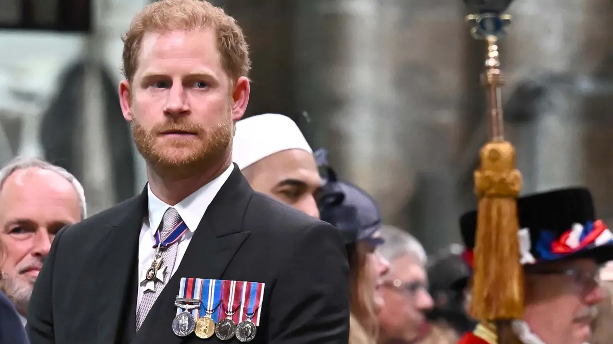 El príncipe Enrique queda en segundo plano durante la coronación de Carlos