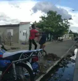 Mujer arremete a golpes contra hombre en Monte Cristi