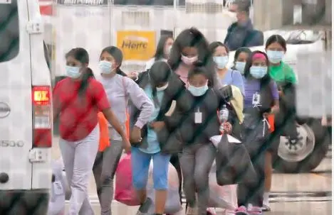 Migrantes derriban vallas en el sur de México para exigir regularización