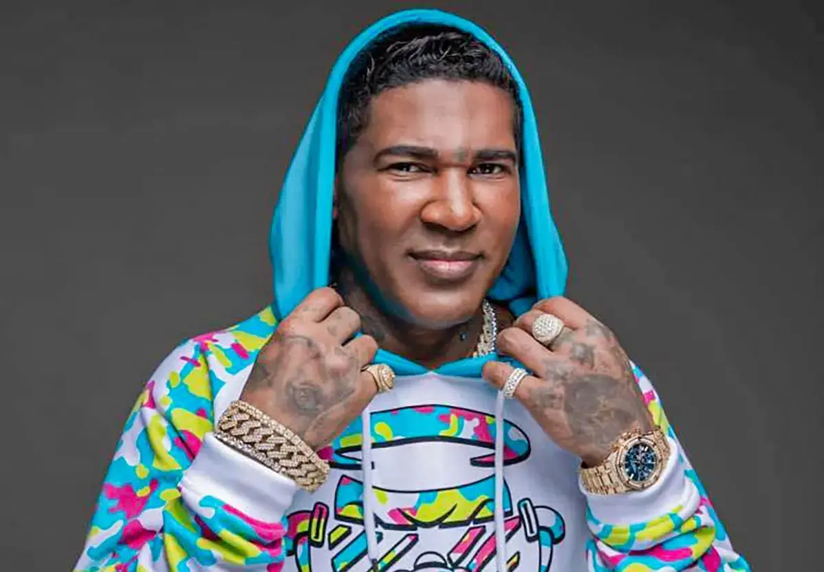 Omega se somete a procedimiento para aclarar el iris de sus ojos