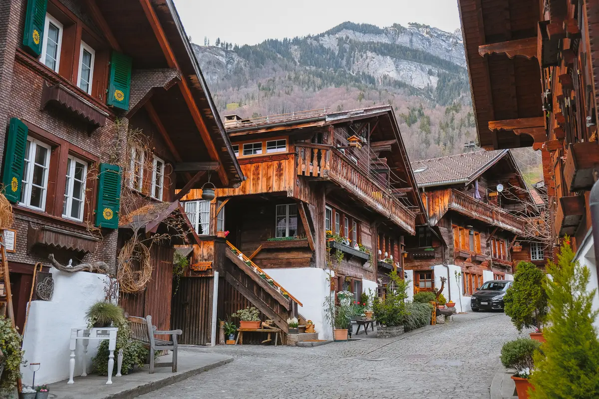 Un pueblo de los Alpes suizos será evacuado en 3 días ante el temor a que quede sepultado