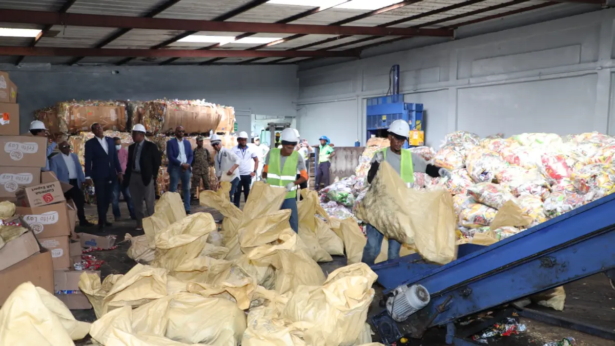 Incineran más de un millón de unidades de productos no aptos para consumo decomisados en operativos