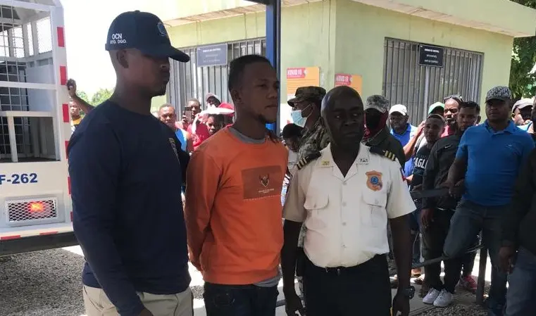 Migración apresa pandillero haitiano y lo entrega a las autoridades de Haití