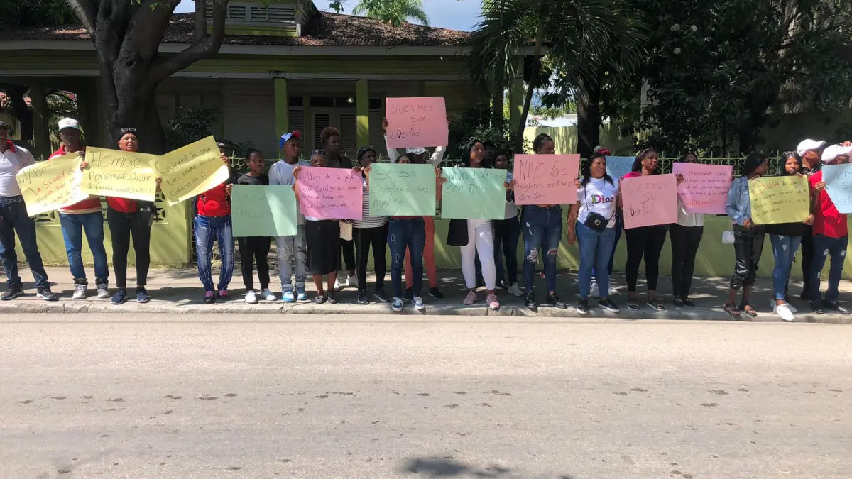 Ciudadanos se lanzan a las calles en defensa del director municipal de Batista, acusado de violación