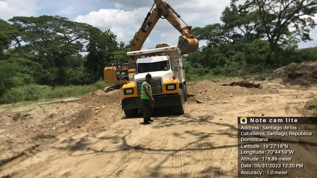 Incautan equipos a individuos que extraían arena del Río Yaque del Norte en Santiago