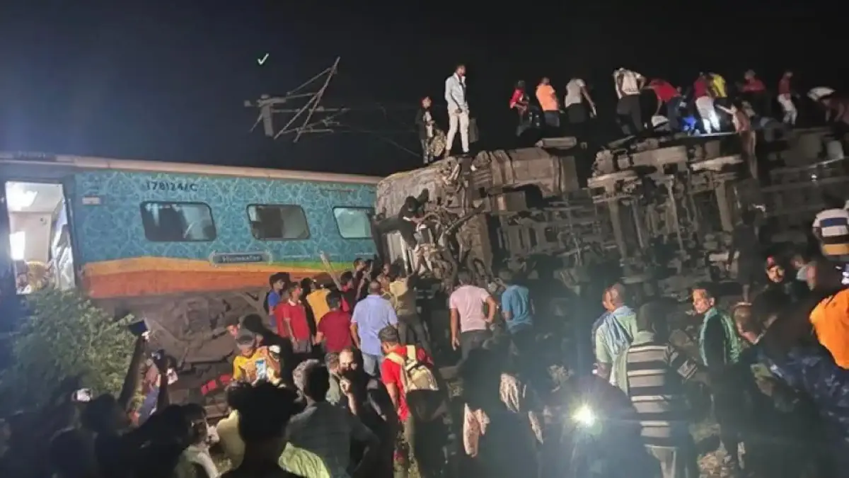 Al menos 207 muertos y 900 heridos en el choque entre trenes en el este de India