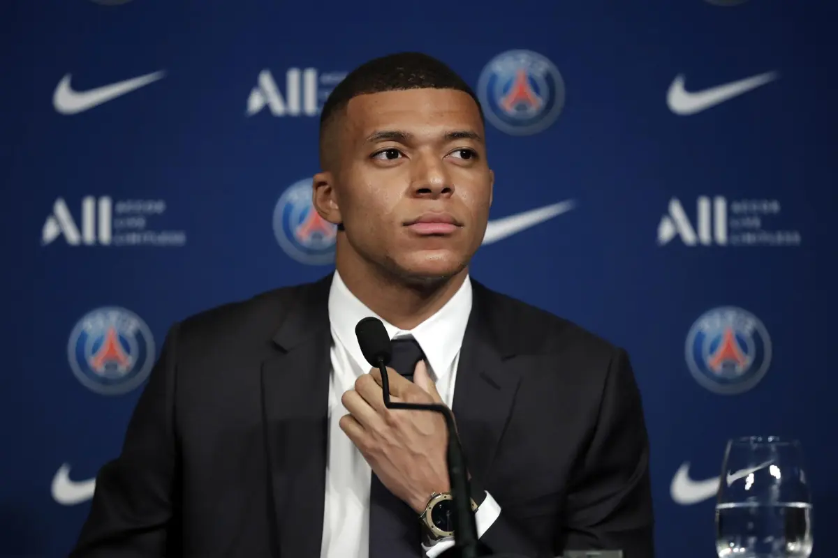 Mbappé comunica al PSG que no renovará y el club se plantea su venta (LEquipe)
